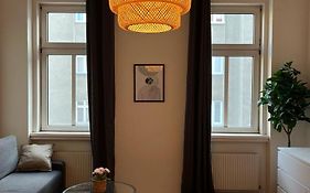 90 M2 Stylish Apartment